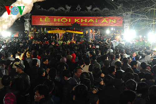 เทศกาลขอพระราชลัญจกรวิหารเจิ่นที่นครนามดิ๋ง